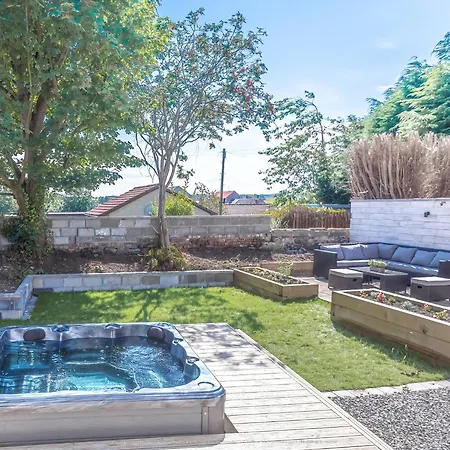 Lovely 1-Bed Cottage In Kelty With Hot Tub Esterno foto