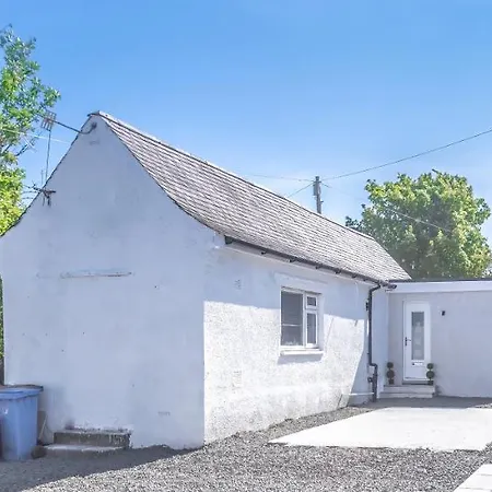 Lovely 1-Bed Cottage In Kelty With Hot Tub Esterno foto