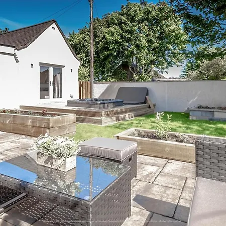 Lovely 1-Bed Cottage In Kelty With Hot Tub Esterno foto