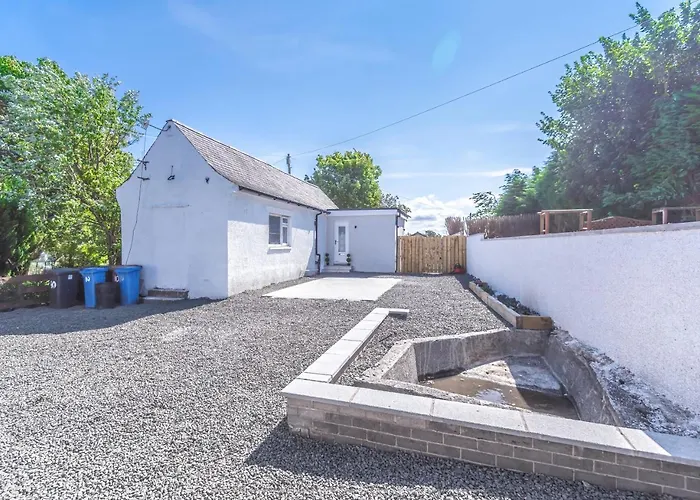 Lovely 1-Bed Cottage In Kelty With Hot Tub