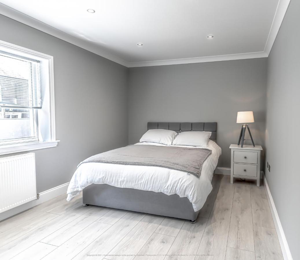 Lovely 1-bed In With Hot Tub Holiday home