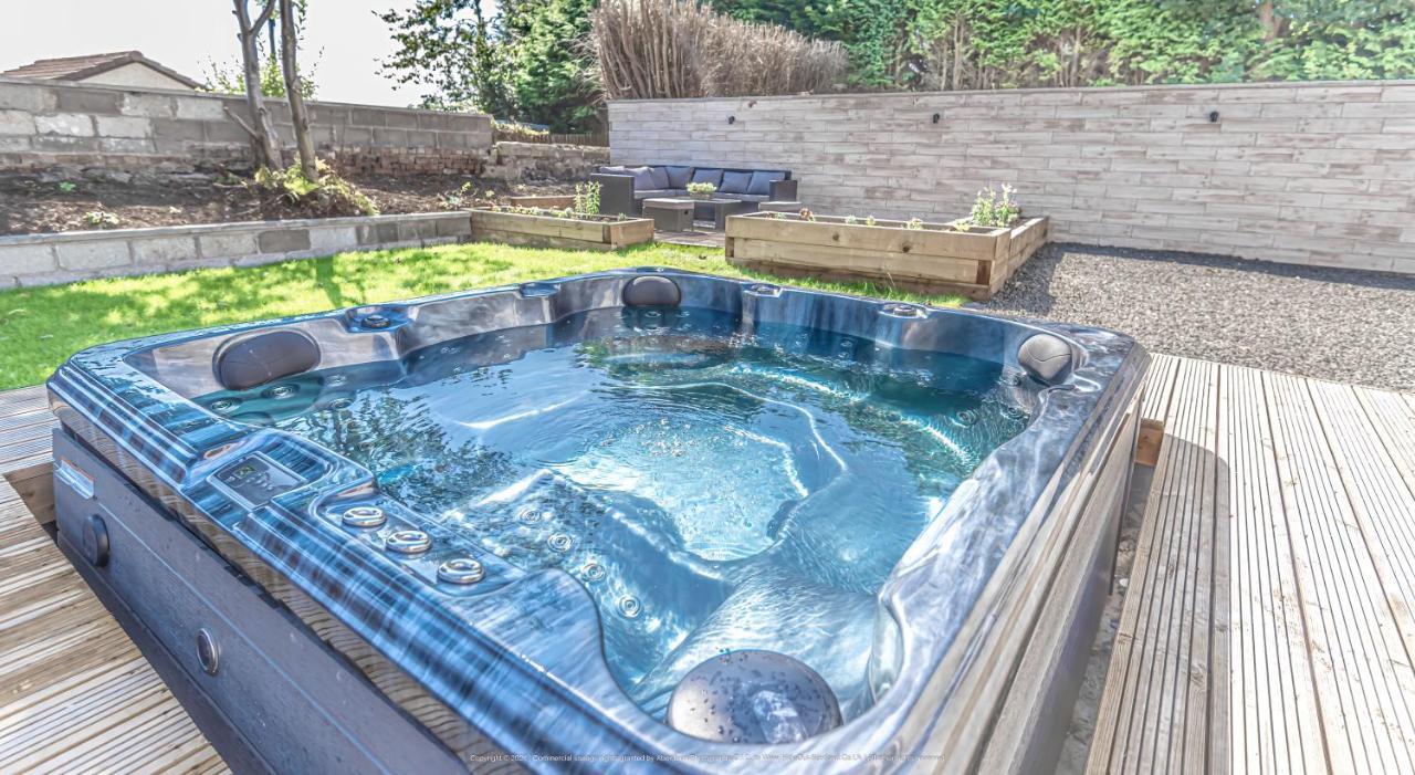 Lovely 1-bed In With Hot Tub Holiday home *