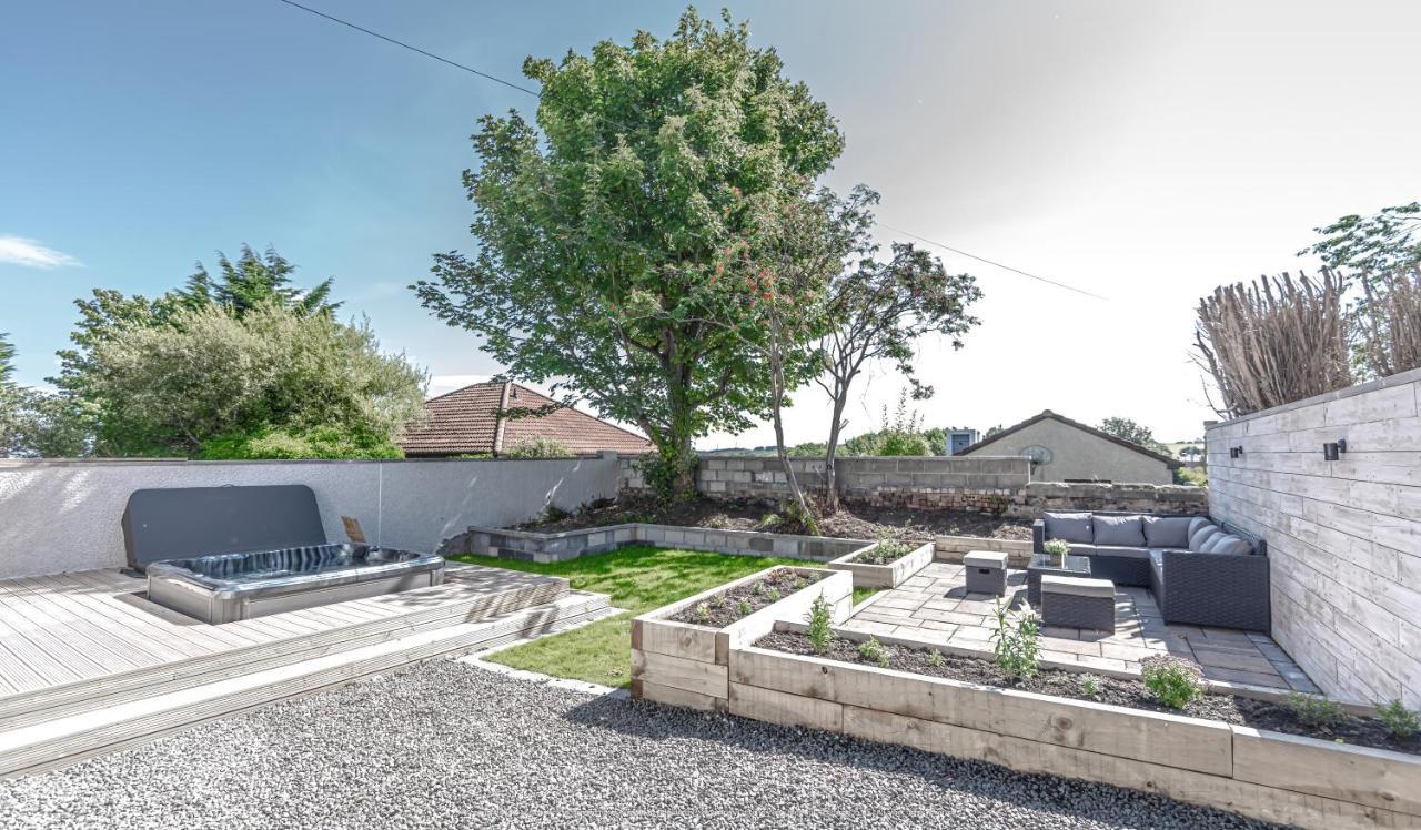 Lovely 1-bed In With Hot Tub Holiday home *