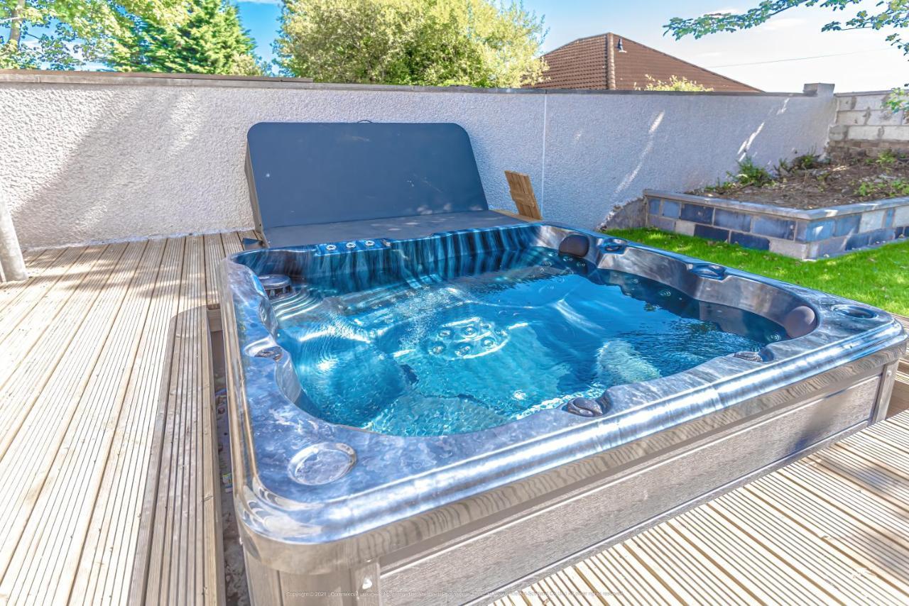 Lovely 1-bed In With Hot Tub Holiday home Kelty