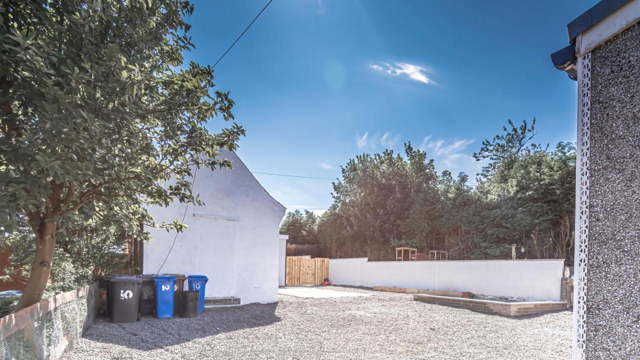 Lovely 1-bed In With Hot Tub Holiday home